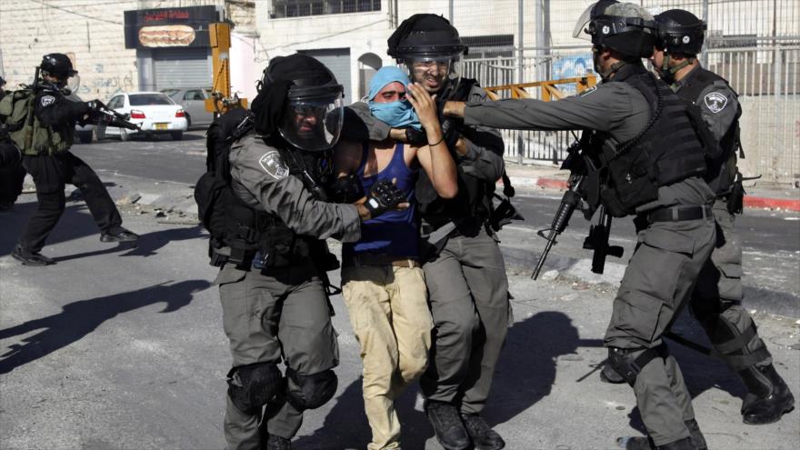 Las fuerzas del régimen israelí detienen a un joven palestino durante una protesta en el campo de refugiados de Shuafat en Al-Quds (Jerusalén), 18 de septiembre de 2015.