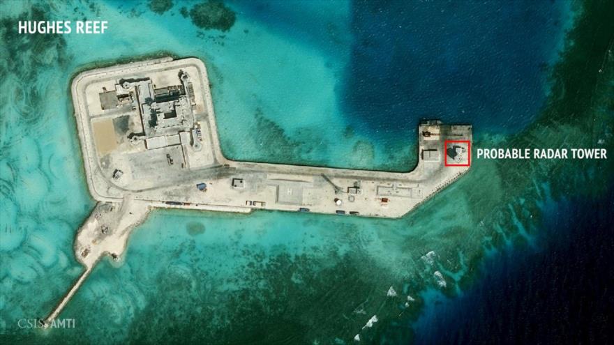 Una imagen de satélite publicada en febrero de 2016 por la Iniciativa de Transparencia Marítima de Asia (AMTI, por sus siglas en inglés) muestra la construcción de posibles instalaciones de torres de radar en las Islas Spratly.