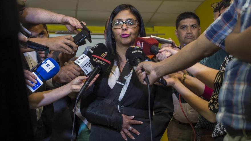 La canciller de Venezuela, Delcy Rodríguez, habla ante los reporteros en Montevideo, capital de Uruguay, 15 de diciembre de 2016.