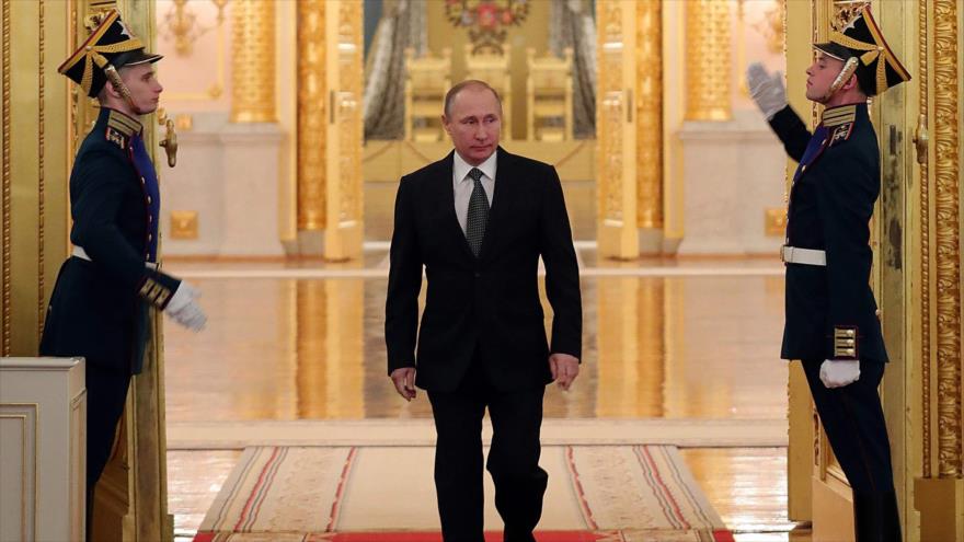 El presidente ruso, Vladimir Putin, entra en una sala en Kremlin para celebrar el “Día de los Héroes de la Patria”, 9 de diciembre de 2016.