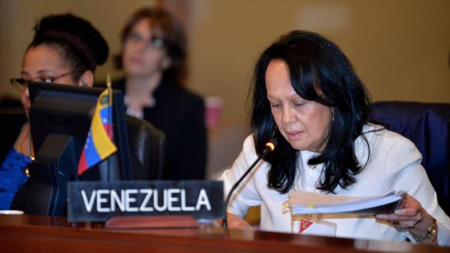 La representante venezolana ante la OEA, Carmen Luisa Velásquez durante su intervención en la que denunció la suspensión de Venezuela del Mercosur, 15 de diciembre de 2016.