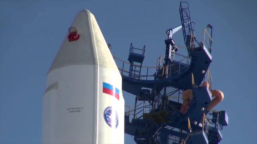 Un cohete espacial ruso se prepara para poner en órbita a satélites rusos.