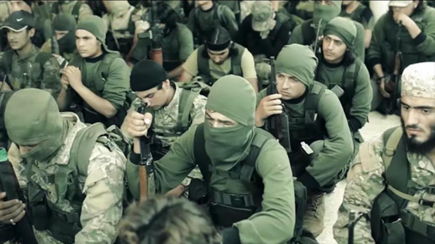 Los terroristas del Frente Fath Al-Sham (antiguo Frente Al-Nusra), antes de un intento de romper el cerco en la ciudad de Alepo, norte de Siria.