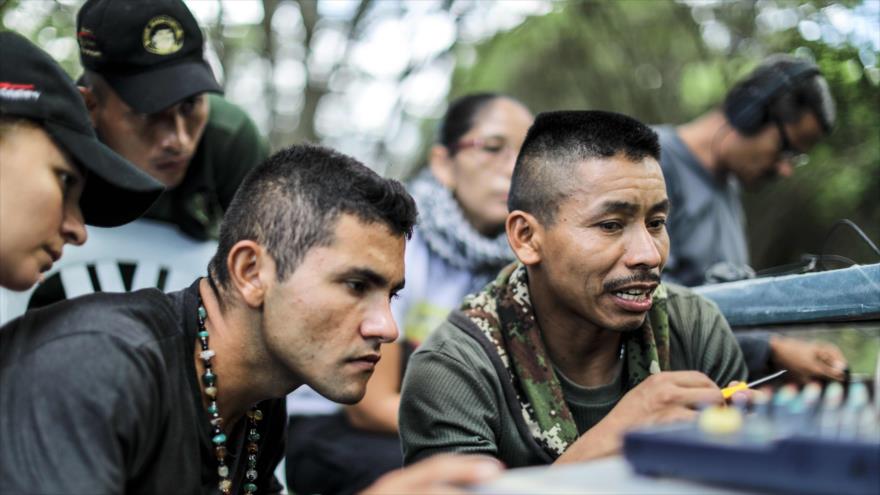 Los guerrilleros de las FARC intentan instalar una emisora de radio en su campamento en el departamento de La Guajira (norte de Colombia), días previos a su movilización a las zonas de concentración, 6 de diciembre de 2016.