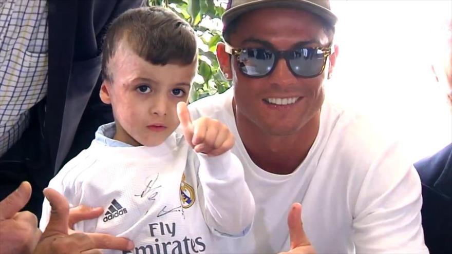 La estrella del Real Madrid, Cristiano Ronaldo, atiende en marzo de 2016 al niño palestino, Ahmad Dawabsha, la víctima de una tragedia en la cual perdió a su familia.