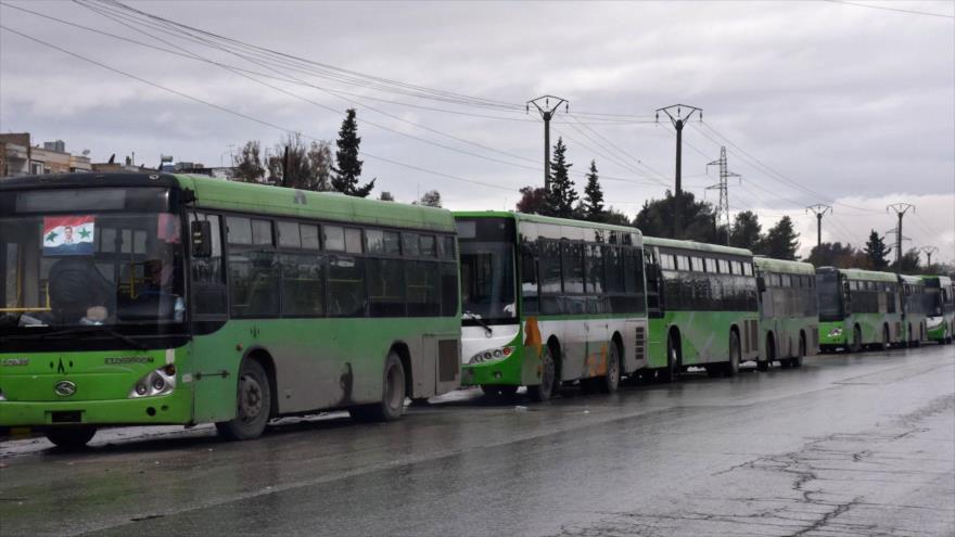 Autobuses en fila durante una operación de evacuación de los llamados rebeldes de una zona en la ciudad norteña de Alepo, 16 de diciembre de 2016.