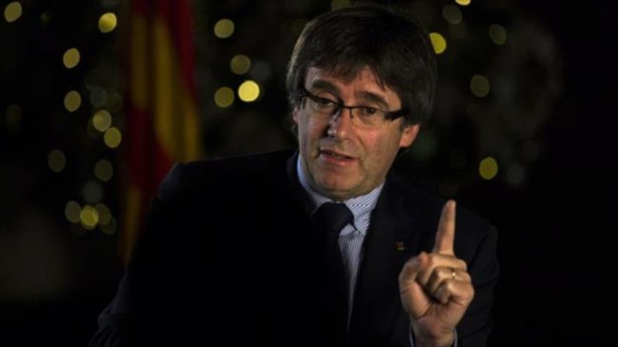 El presidente regional de Cataluña, Carles Puigdemont, ofrece una entrevista a la agencia The Associated Press en Barcelona, España, 16 de diciembre de 2016. 