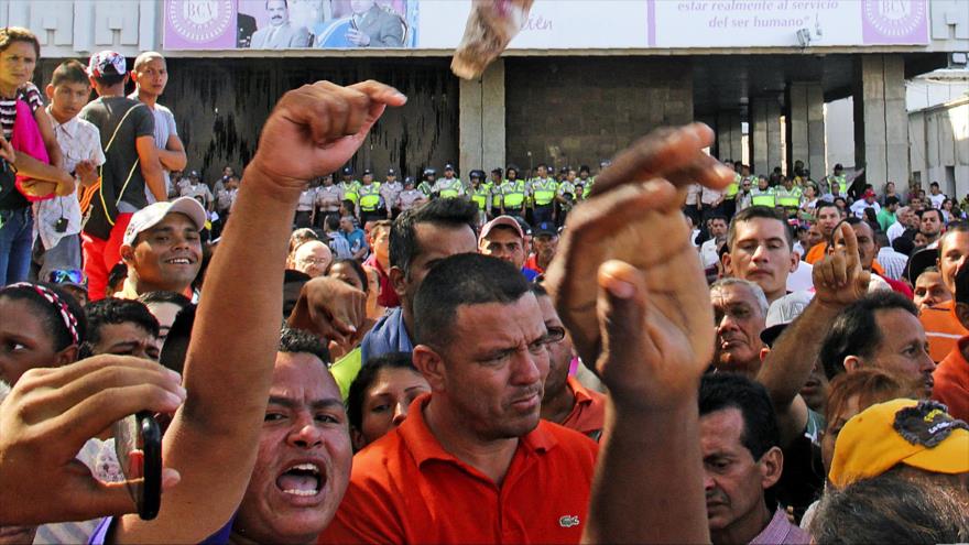 Venezolanos protestan por falta de efectivo y nuevos billetes fuera del Banco Central de Venezuela (BCV) en la ciudad de Maracaibo, estado de Zulia, 16 de diciembre de 2016.