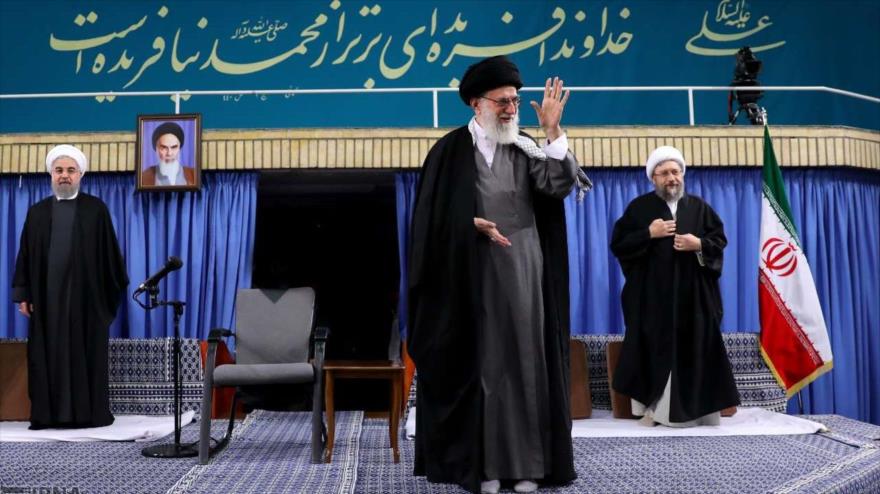 El Líder de la Revolución Islámica de Irán, el ayatolá Seyed Ali Jamenei, se reúne con un número de figuras que asisten a la trigésima Conferencia Internacional de la Unidad Islámica en Teherán, capital de Irán, 17 de diciembre de 2016.