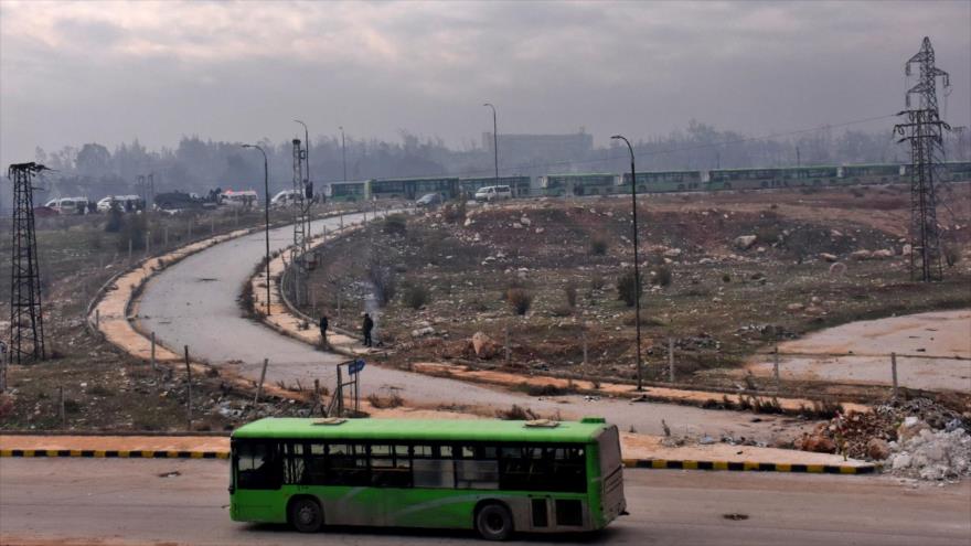 Autobuses evacuando a los civiles y los rebeldes moderados de las zonas orientales de la ciudad de Alepo, 16 de diciembre de 2016.