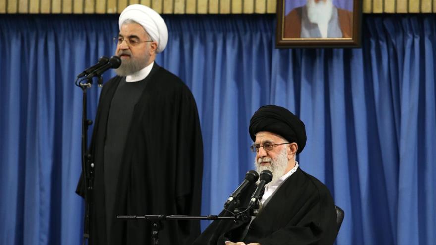 El presidente iraní, Hasan Rohani, interviene en el encuentro del Líder de la Revolución Islámica, el ayatolá Seyed Ali Jamenei, con los participantes en la XXXª Conferencia Internacional de la Unidad Islámica, en Teherán, capital persa, 17 de diciembre de 2016.