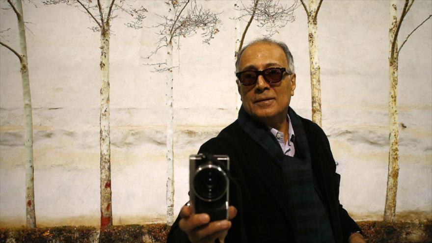 El cineasta iraní, Abas Kiarostami, toma una foto en un museo a principios de 2016. 
