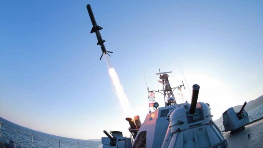 Un nuevo tipo de misil de crucero anti-buque es disparado de un buque militar norcoreano en esta foto sin fecha publicada por la Agencia Central de Noticias de Corea del Norte (KCNA) en Pyongyang, capital norcoreana, 7 de febrero de 2015.