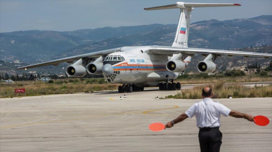 Avión ruso de ayuda humanitaria EMERCOM aterriza en un aeropuerto en la ciudad siria de Latakia.