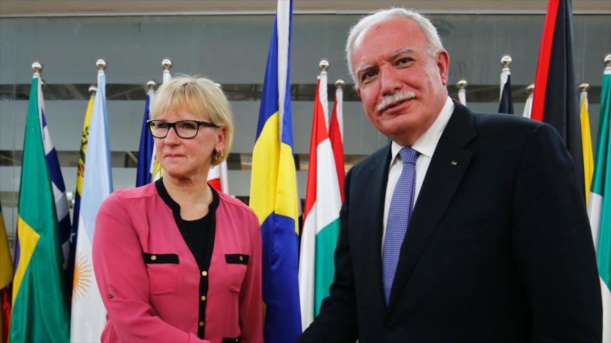 La ministra de Asuntos Exteriores de Suecia, Margot Wallstrom (izqda.) estrecha la mano con su homólogo palestino Riad al-Malki durante una reunión en la ciudad cisjordana de Ramalá, 16 de diciembre de 2016.