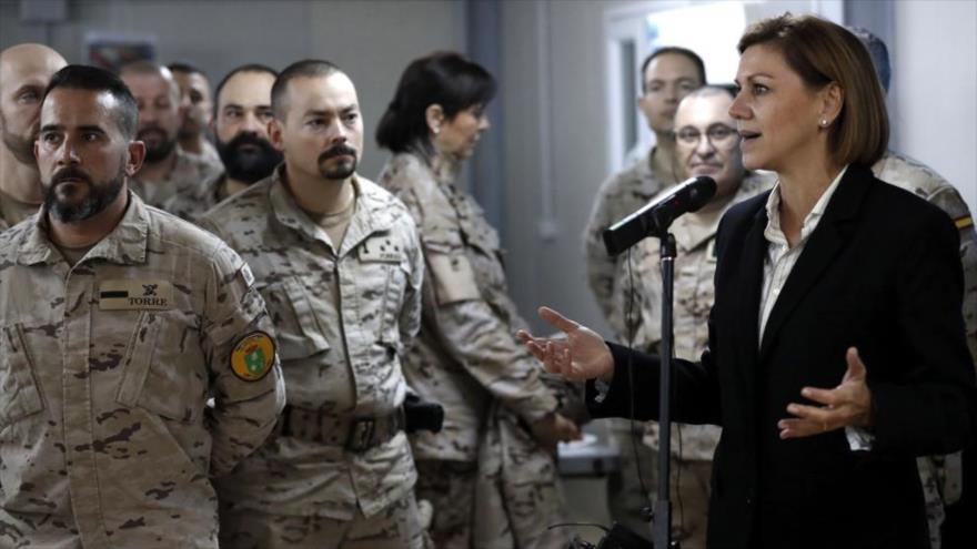 La ministra española de Defensa, María Dolores de Cospedal, habla con militares españoles, en la base de su país en Besmayah, a unos 45 kilómetros de Bagdad, capital iraquí, 18 de diciembre de 2016.