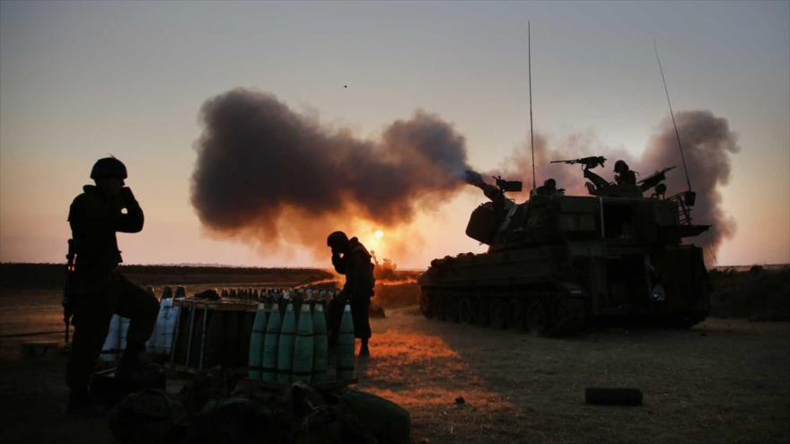Soldados israelíes lanzan ataques contra la Franja de Gaza durante la última agresión del régimen al enclave entre julio y agosto de 2014.