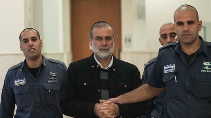 David Harrison, un rabino israelí acusado de abuso sexual a una menor custodiado por policías.