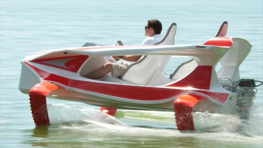 Moto futurista que vuela sobre las aguas