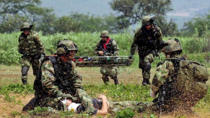 Soldados colombianos atienden a un colega herido en un ataque de las guerillas en una zona fronteriza con Venezuela.