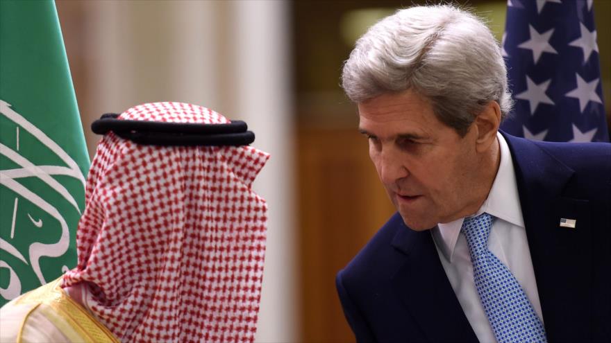 El canciller saudí, Adel al-Yubeir (izda.), se reúne con su par estadounidense, John Kerry, en Riad, capital saudí, 18 de diciembre de 2016.

