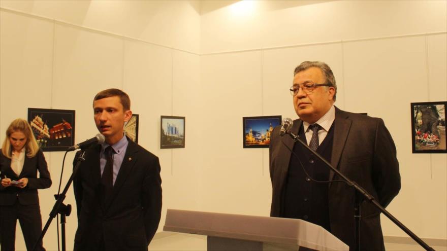 Embajador ruso en Turquía, Andrey Karlov (dcha.), en Ankara (capital) minutos antes de ser tiroteado, 19 de diciembre de 2016.