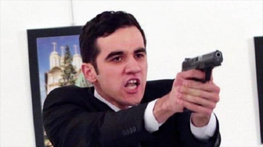 Mevlüt Mert Altıntaş, asesino del embajador ruso en Ankara, capital de Turquía, Andrei Karlov, dirige su pistola tras hecho mortífero.