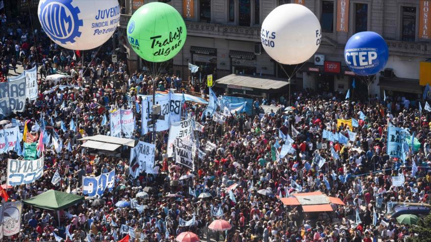 Argentinos salen a las calles en Buenos Aires (capital), en protesta por las políticas económicas del presidente Mauricio Macri, 18 de noviembre de 2016. 
