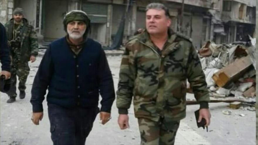 El comandante de las Fuerzas de Quds del Cuerpo de Guardianes de la Revolución Islámica (CGRI) de Irán, el general de división Qasem Soleimani (izda.), en Alepo, 16 de diciembre de 2016.