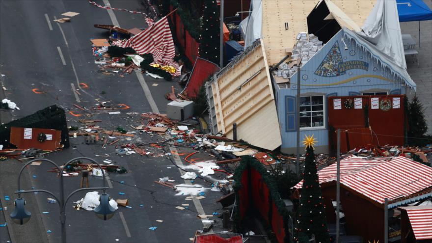 Daños ocasionados en un mercado navideño en Berlín (capital de Alemania) después de que un camión lo embistiera, 20 de diciembre de 2016.