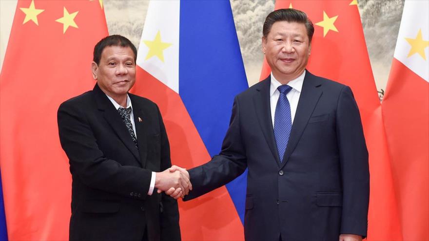 Los presidentes de China y Filipinas, Xi Jinping (dcha.) y Rodrigo Duterte, respectivamente, se estrechan la mano en Pekín, 20 de octubre de 2016.