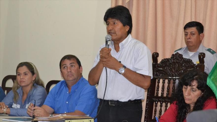 El presidente de Bolivia, Evo Morales (centro), durante la firma del contrato de construcción de silos industriales arroceros del Beni (noroeste), Bolivia, 20 de diciembre de 2016.