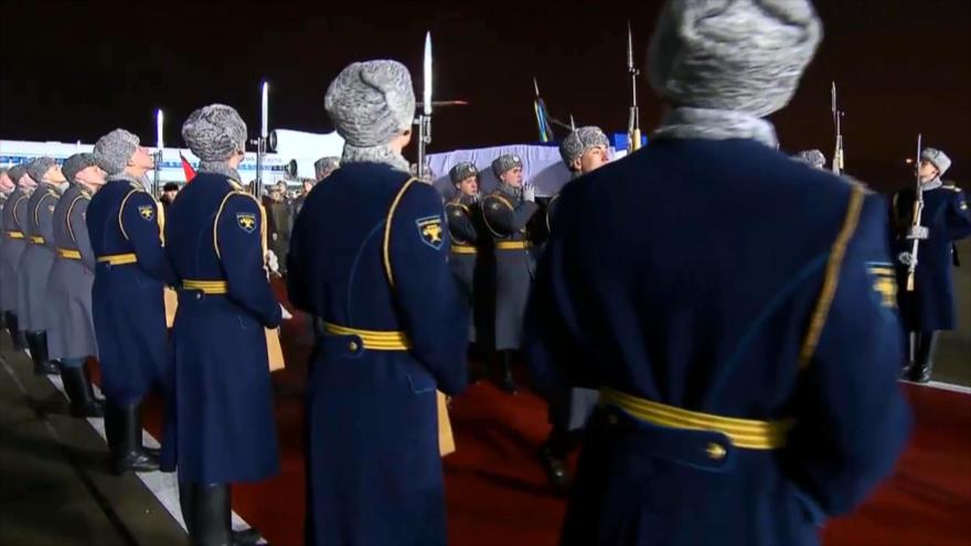 El cuerpo del embajador ruso Karlov llega a Moscú