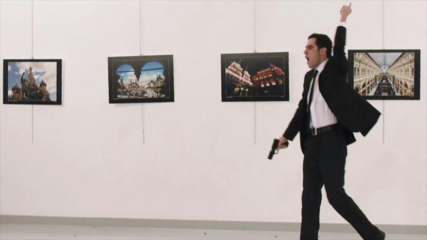 Mevlut Mert Altintas, tras matar al embajador ruso en Turquía, Andrei Karlov, durante una exposición de arte en Ankara (capital turca), 19 de diciembre de 2016.