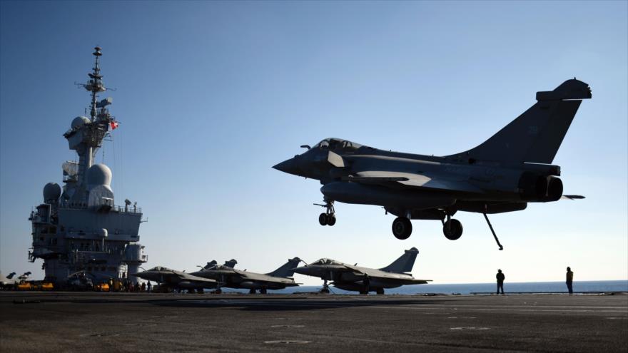 Avión de combate francés Rafale aterriza en el portaaviones francés Charles-de-Gaulle que opera en el mar Mediterráneo como parte de la llamada coalición anti-EIIL, 9 de diciembre de 2016.