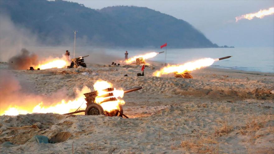 El lanzamiento de cohetes durante una maniobra en un lugar desconocido en Corea del Norte, 21 de diciembre de 2016.