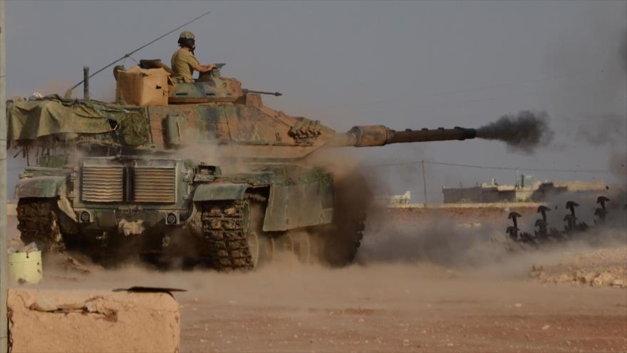 Soldados del Ejército turco disparan desde un tanque tipo M60 contra objetivos de Daesh en la aldea de Beraan, al norte de Alepo, 24 de octubre de 2016.