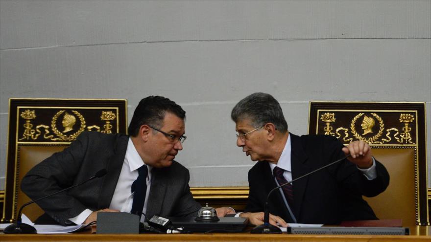 El presidente de la Asamblea Nacional (AN) de Venezuela, Henry Ramos Allup (dcha), conversa con su vicepresidente, Enrique Márquez, durante una sesión del Parlamento en la capital venezolana, Caracas, 13 de diciembre de 2016.