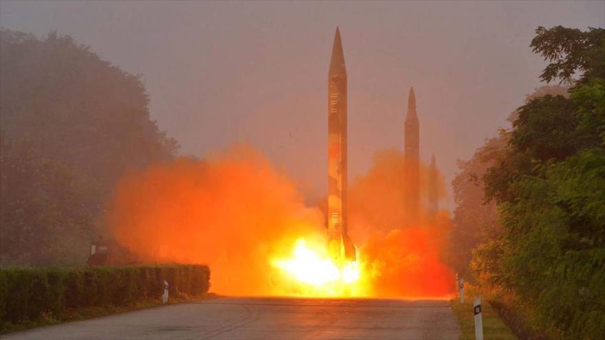 El ensayo de un misil balístico norcoreano durante el desarrollo de unas maniobras militares en la localidad de Hwasong, noreste de Corea del Norte, 21 de julio de 2016.