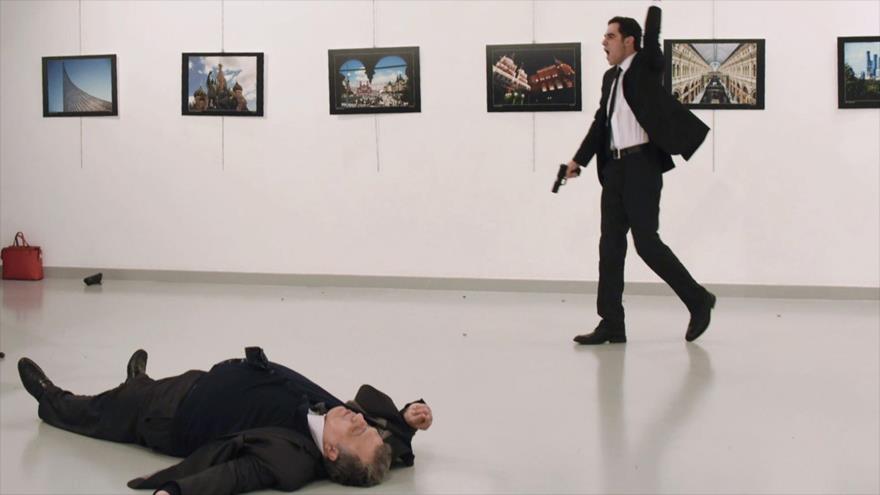 Mevlut Mert Altintas, tras matar al embajador ruso en Turquía, Andrei Karlov, durante una exposición de arte en Ankara (capital turca), 19 de diciembre de 2016.