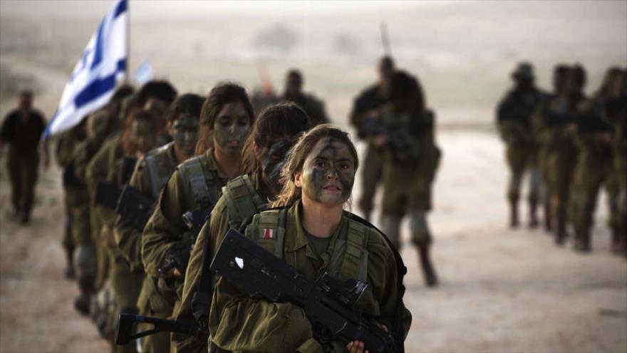 Mujeres soldado israelíes del 33º batallón caracal participan en una marcha de graduación en la parte norteña del desierto de Néguev, en el sur de los territorios ocupados de Palestina, el 13 de marzo de 2013.