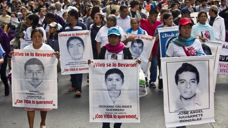 Los familiares de los 43 estudiantes desaparecidos de la escuela rural Raúl Isidro Burgos de Ayotzinapa, en el estado sureño de Guerrero, durante una protesta en la Ciudad de México, 26 de marzo de 2015.