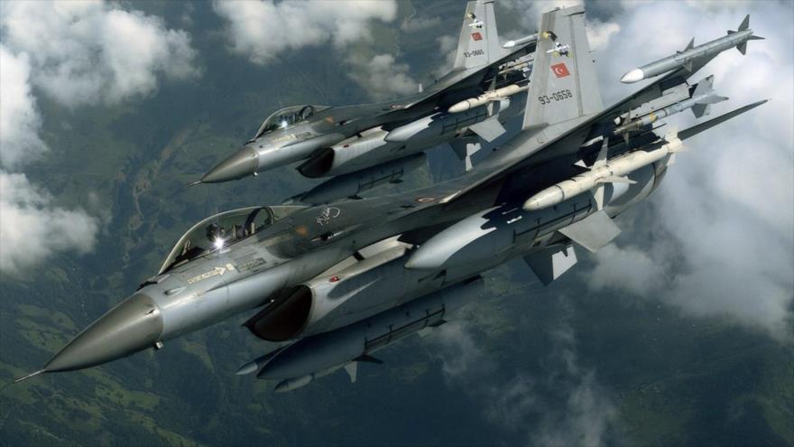 Dos aviones de combate F-16 de la Fuerza Aérea de Turquía.