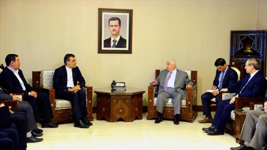 El canciller sirio, Walid al-Moalem (centro-derecha), recibe al vicecanciller iraní para Asuntos Árabes y Africanos, Husein Yaber Ansari, en Damasco, capital siria.