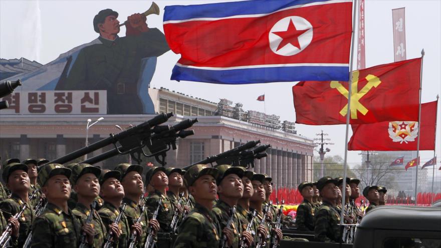 Soldados norcoreanos participan en una marcha masiva en la plaza de Kim Il Sung en la capitalina ciudad de Pyongyang, 15 de abril de 2012.