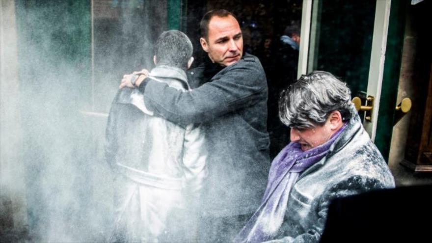 Vídeo: Atacan con harina al ex primer ministro de Francia