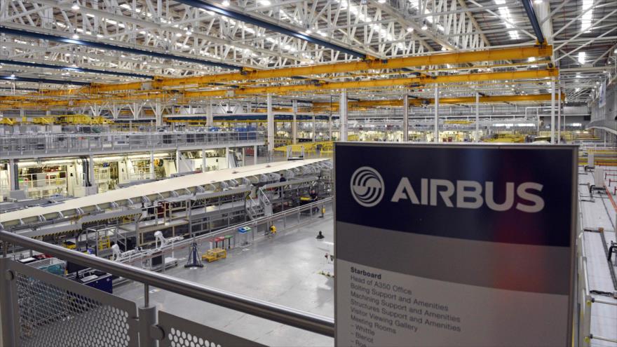 Una vista general del interior de la planta de producción de alas para el Airbus A350 en el sitio de Airbus cerca de Broughton en el noreste de Gales, 1 de diciembre de 2016.