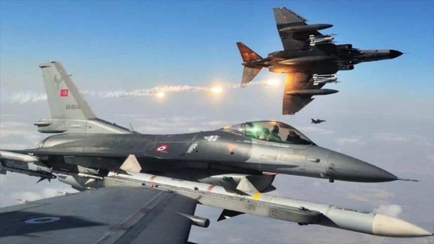 Cazas F-16 de la Fuerza Aéra de Turquía en una maniobra militar.