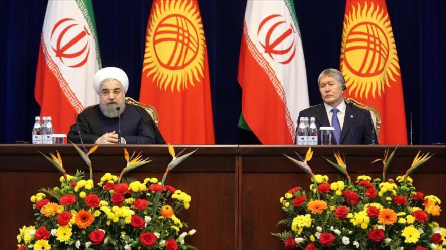 El presidente de Irán, Hasan Rohani (izda.), y su homólogo kirguís, Almazbek Atambayev, durante una rueda de prensa en Biskek (capital kirguisa), 23 de diciembre de 2016.