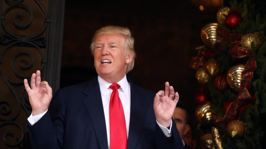 El presidente electo de EE.UU., Donald Trump, se dirige a los periodistas desde la finca Mar-a-Lago en Palm Beach, Florida, EE.UU., 21 de diciembre de 2016.